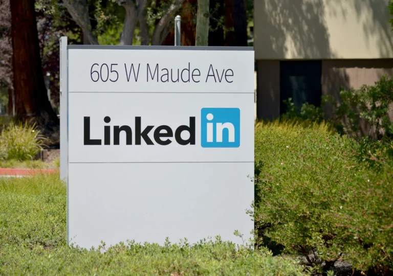 How to Access a LinkedIn Profile Without Being Named